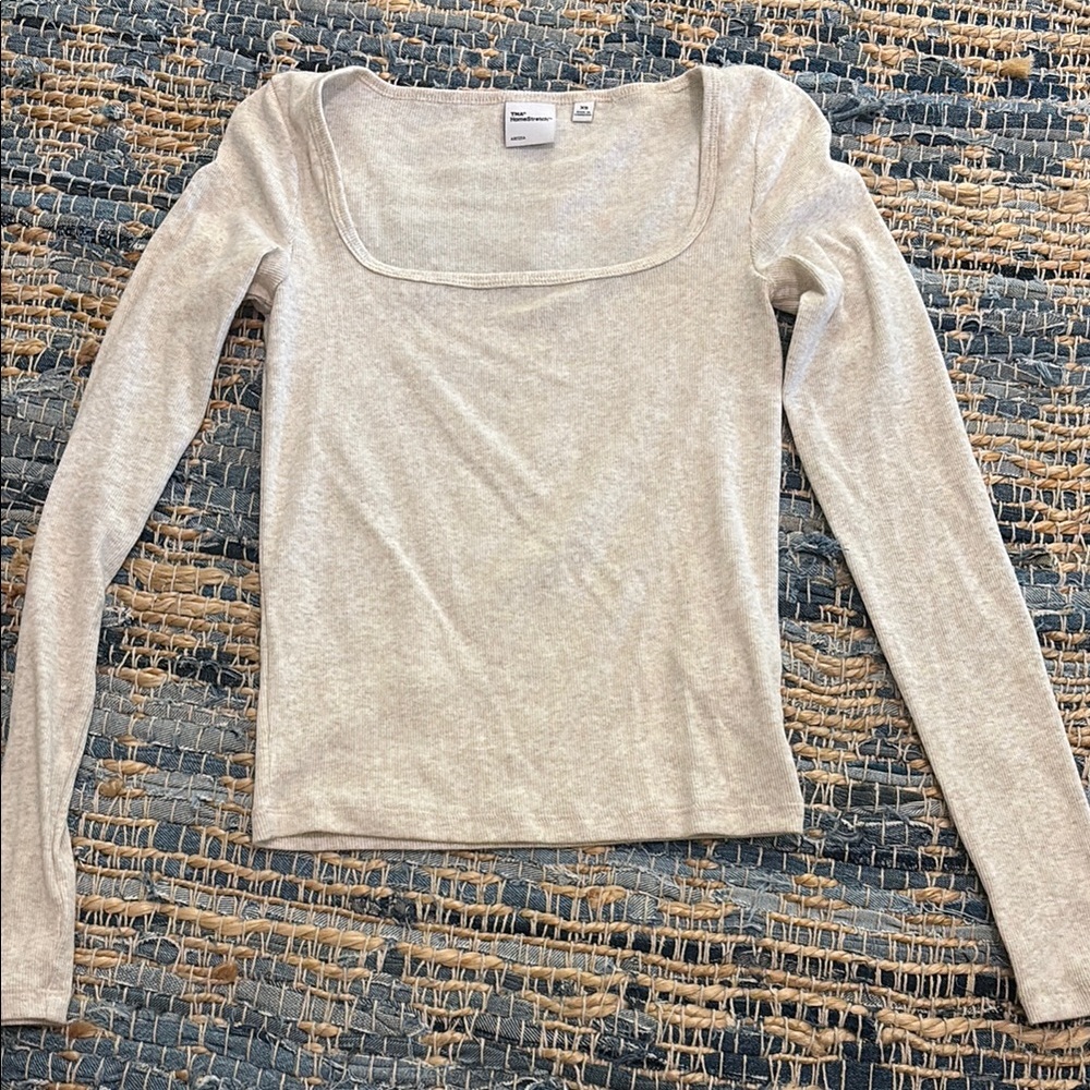 Aritzia Light Gray Long Sleeve Top